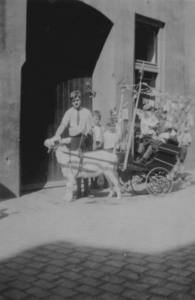 875405 Afbeelding van de 'bokkentax' van de kinderen Van Rijnsoever in de Korte Viestraat in Wijk C te Utrecht, met in ...